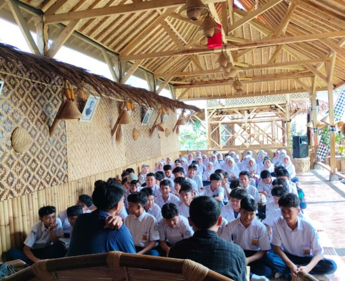 Menyelami Akar Budaya dan Kearifan Lokal: Siswa SMPIT Insan Rahayu Sukses Gelar "Bakul Budaya: Anjang Ka Sepuh"